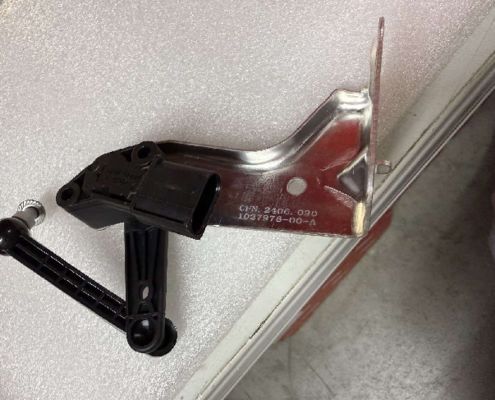 Czujnik zawieszenia pneumatycznego przedniego prawego Tesla Model S/X 1044941-00-B 11x10x5cm